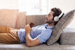 Rauhallisen musiikin kuuntelu voi auttaa nukahtamaan